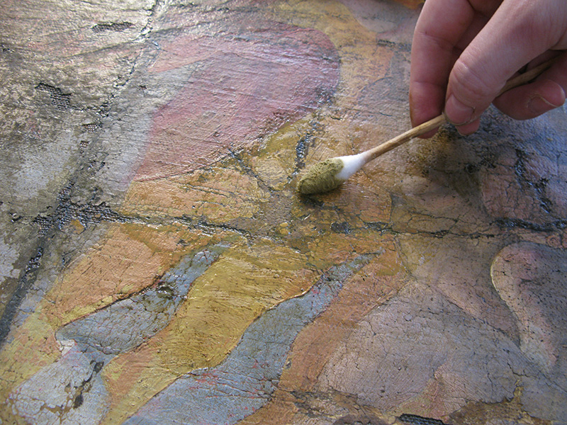 Az átfestések, későbbi javítások leválasztása az eredeti festékrétegről