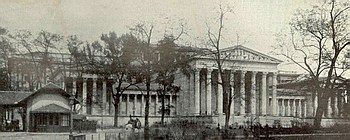 A SZ�PM�V�SZETI M�ZEUM PALOT�JA F�HOMLOKZAT