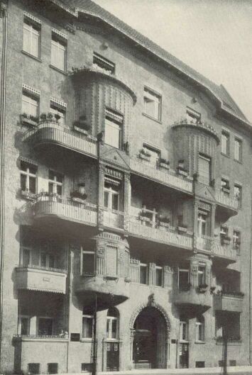 EGY CHARLOTTENBURGI B�RH�Z HOMLOKZATA LOBMAYERSTRASSE 6. M�T� REZS� M�VE