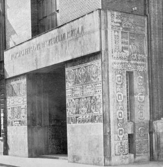 A VAS-UTCAI FELS� KERESKEDELMI ISKOLA F�KAPUJA LAJTA B�LA M�VE