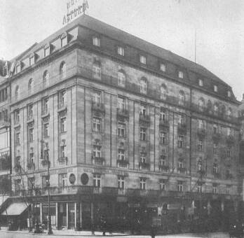 AZ ASTORIA-SZ�LL� HOMLOKZATA �GOSTON �S HIKISCH M�VE