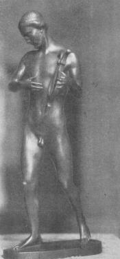 IFJUS�G LIIPOLA YRJ� SZOBORM�VE A M�CSARNOK TAVASZI KI�LL�T�S�B�L