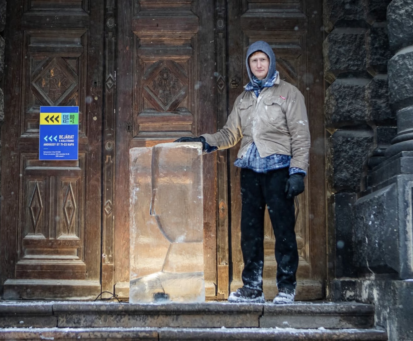 Éjjel-nappal megcsodálhatjuk egy hallgató jégszobrát az MKE előtt