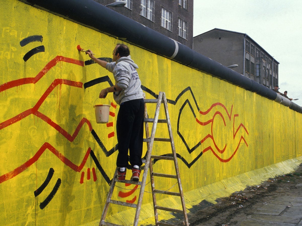 Keith Haring a berlini falnál, 1986 (részlet)